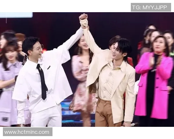 两小哥精彩模仿足球明星绝技引发网友热议与欢笑瞬间